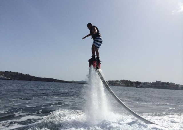 Probando el flyboard en el pantano